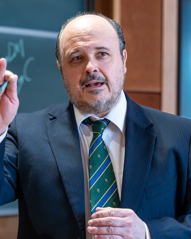 Portrait of Prof. Andrés A. Bagnasco teaching